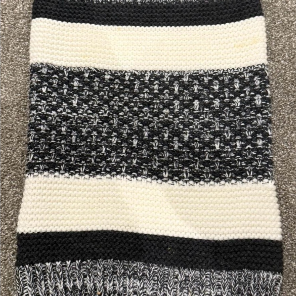 GAP Black and Cream Knit Scarf